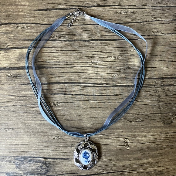 Vintage oval floral blue and white painted pendant necklace rose silver tone - Picture 3 of 6